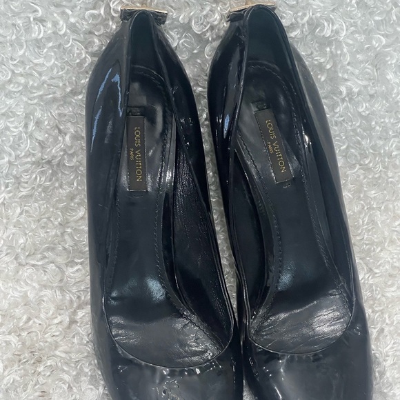 Louis Vuitton Black Patent Leather Lock It Round Toe Pumps - Picture 3 of 12